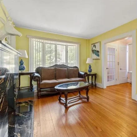 Image 4 - 45-11 169th Street, New York, NY 11358, USA - House for sale