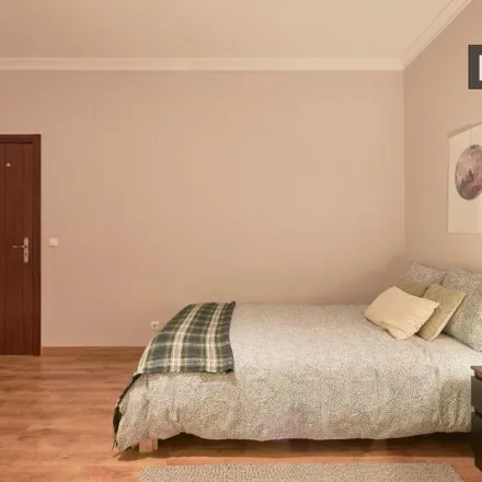 Rent this 6 bed room on Rua Doutor Álvaro de Castro in 1600-021 Lisbon, Portugal