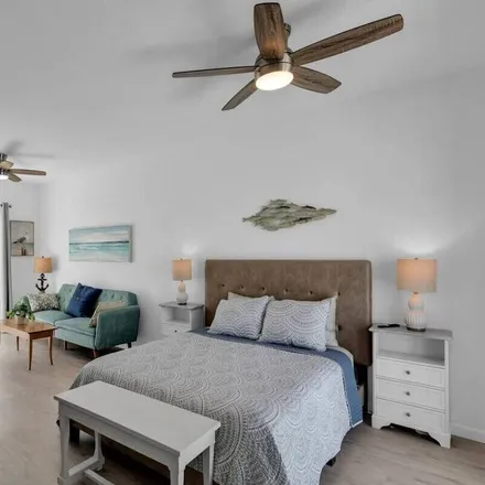 Rent this 1 bed apartment on Marathon