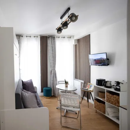 Image 3 - 7 Rue Burq, 75018 Paris, France - Apartment for rent