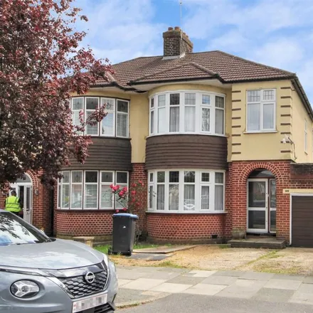 Rent this 3 bed duplex on Firs Park Avenue in London, N21 2PT