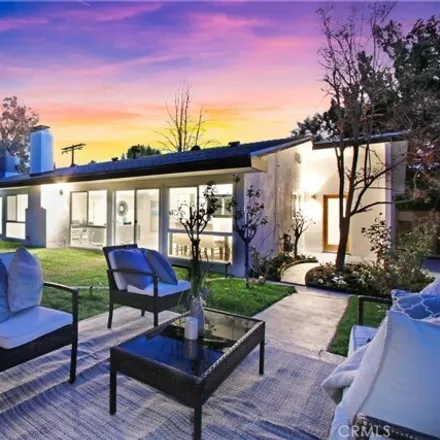 Image 9 - Alley ‎86100, Los Angeles, CA 91307, USA - House for sale