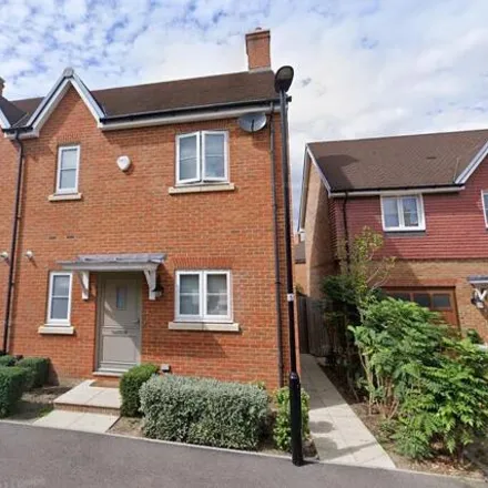 Rent this 3 bed duplex on Meadowsweet Lane in Newell Green, RG42 5AA