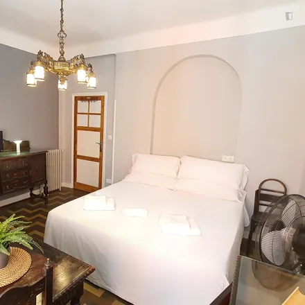 Rent this 5 bed room on Colchonería Cuesta in Calle de Fuencarral, 83