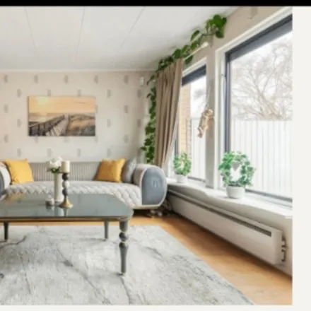 Rent this 4 bed townhouse on Drivbänksvägen 32 in 165 74 Stockholm, Sweden