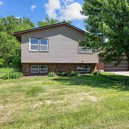 Buy this 4 bed house on 1905 Green Acres Drive in Muscatine, IA 52761