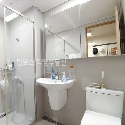 Rent this studio apartment on 서울특별시 강남구 논현동 230-16