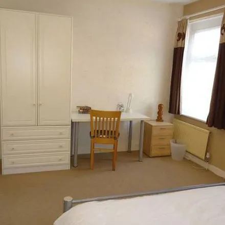 Rent this 3 bed townhouse on Russell Street in Cardiff, CF24 3BG