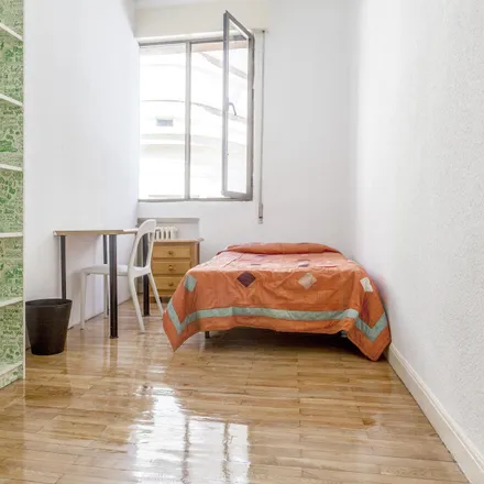 Rent this 9 bed room on Madrid in Locutorio, Calle de Miguel Moya