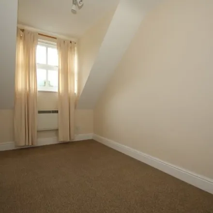 Image 5 - Broomhall Road, Horsell, GU21 4AP, United Kingdom - Apartment for rent