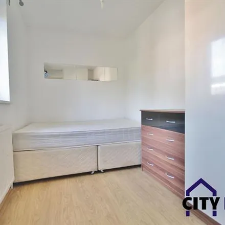Rent this 5 bed apartment on Conistone Way in London, N7 9DD