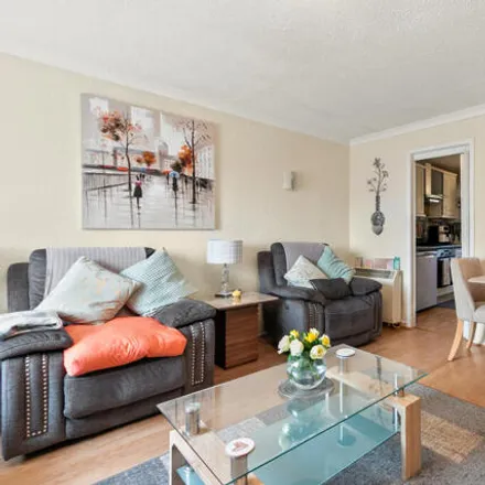 Image 4 - Elmslie Court, Glasgow, G69 7NZ, United Kingdom - Townhouse for sale