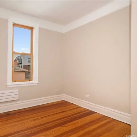 Image 5 - 23-20 33rd Street, New York, NY 11105, USA - House for sale