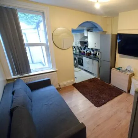 Rent this 5 bed townhouse on Barber Crescent in Sheffield, S10 1EF