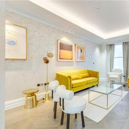 Rent this 4 bed room on 12 Queen's Gate Mews in London, SW7 5QJ