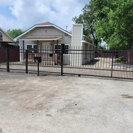 Buy this 6 bed house on 800 Hahlo Street in Houston, TX 77020