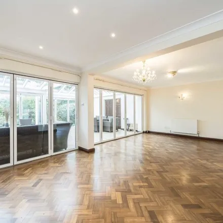 Rent this 5 bed apartment on West Walk in London, W5 2TE