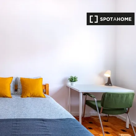 Rent this 6 bed room on Rua do Carvalhido 73 in Porto, Portugal