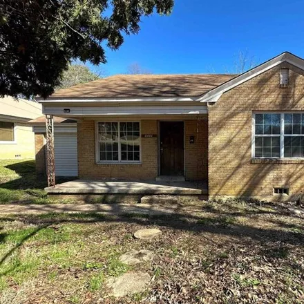 Buy this 2 bed house on 2270 North Akin Avenue in Texarkana, TX 75501