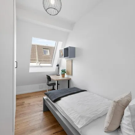 Rent this 6 bed apartment on Turiner Straße 5 in 13347 Berlin, Germany