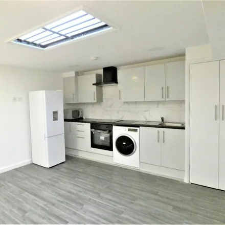 Rent this 3 bed apartment on Temple Street in London, E2 6GE
