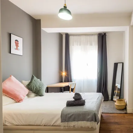 Rent this 5 bed room on Madrid in Avenida del Mediterráneo, 45
