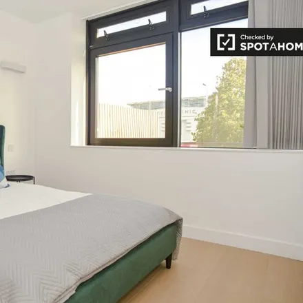 Rent this 1 bed apartment on Great West Road in London, TW8 9GP