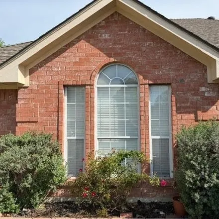 Image 2 - 585 Beasley Drive, Lewisville, TX 75057, USA - House for sale