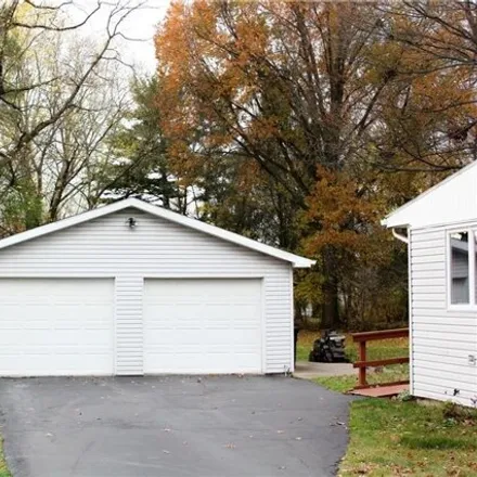 Image 2 - 221 Clifton Avenue Northeast, Howland Center, Howland Township, OH 44484, USA - House for sale