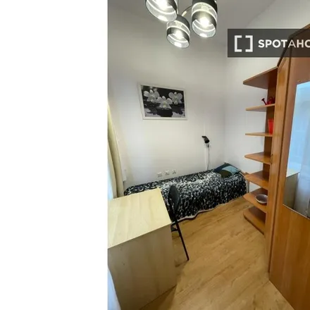 Rent this 3 bed room on Feliksa Nowowiejskiego 40 in 61-733 Poznań, Poland