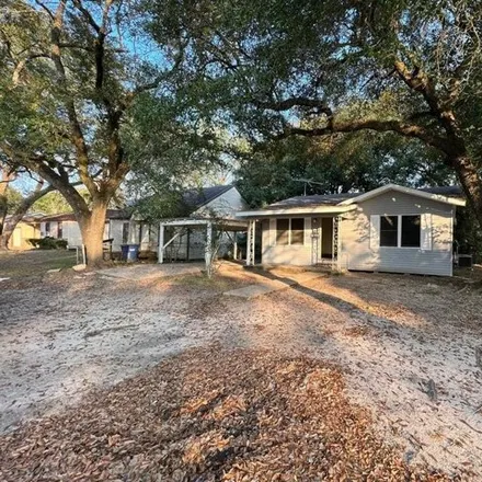 Rent this 2 bed house on 880 North 4th Street in Silsbee, TX 77656