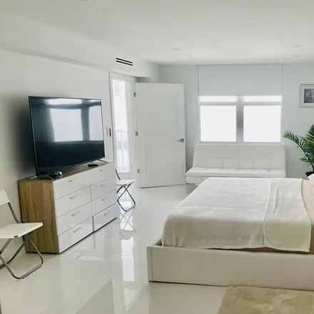 Rent this 2 bed condo on Hollywood