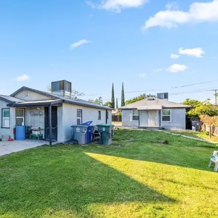 Buy this 5 bed house on 981 East Lincoln Avenue in Madera, CA 93638