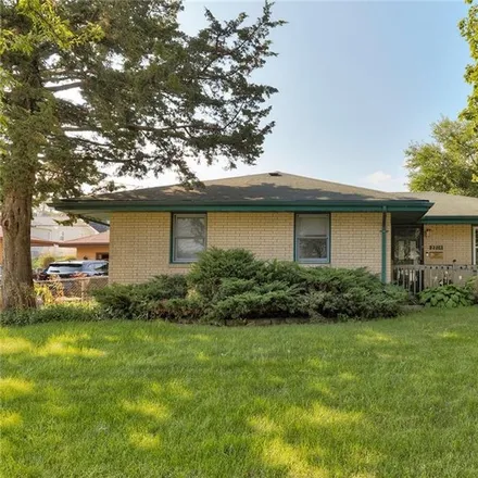 Buy this 4 bed house on 2701 East Tiffin Avenue in Des Moines, IA 50317