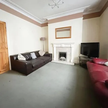 Image 2 - Athlone Grove, Leeds, LS12 1UD, United Kingdom - House for sale