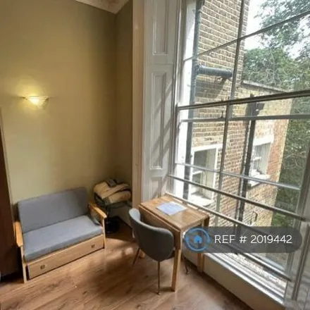 Rent this studio apartment on 15 St Stephen's Gardens in London, W2 5RY