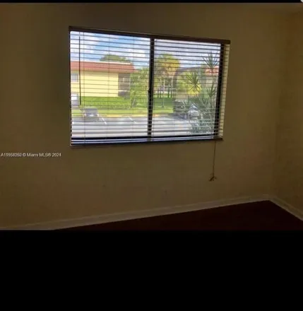 Image 9 - 301 Lakeview Drive, Weston, FL 33326, USA - Condo for rent