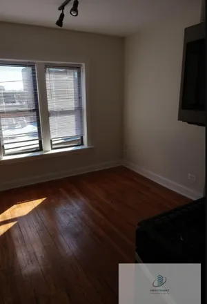 Rent this 1 bed apartment on 1704 West Albion Avenue