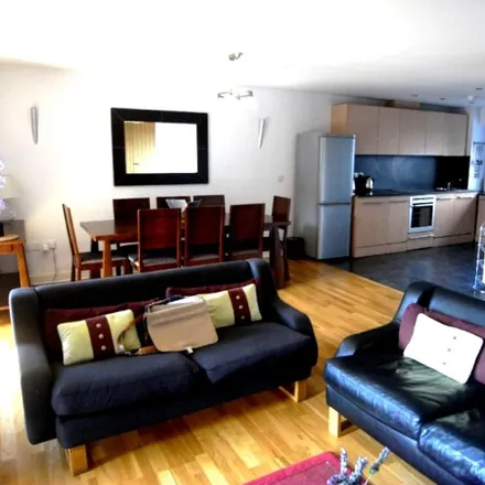 Rent this 3 bed apartment on Islington Gates in 12;14;16 Fleet Street, Park Central