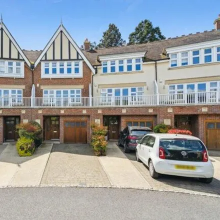 Rent this 4 bed townhouse on unnamed road in Beaconsfield, HP9 1BX
