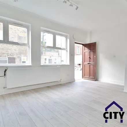 Rent this 3 bed townhouse on 1 Sydney Road in London, N8 0ET