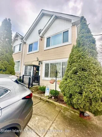 Buy this 3 bed townhouse on 15 Tappen Court in New York, NY 10304