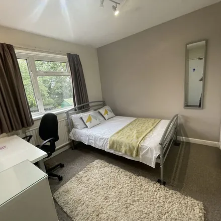 Rent this 5 bed apartment on Oldbury Road in Crown East, WR2 6JS