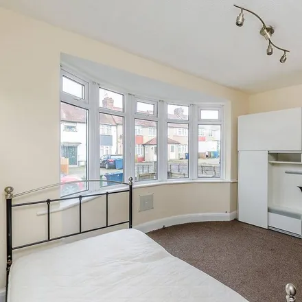Rent this studio apartment on 43 Dudley Road in London, HA2 0PR