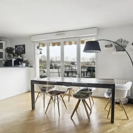 Rent this 3 bed apartment on 92130 Issy-les-Moulineaux