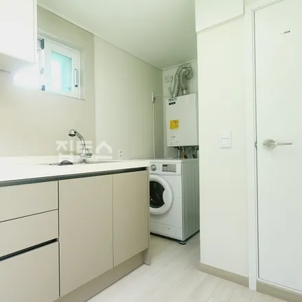 Rent this studio apartment on 서울특별시 송파구 석촌동 274-3