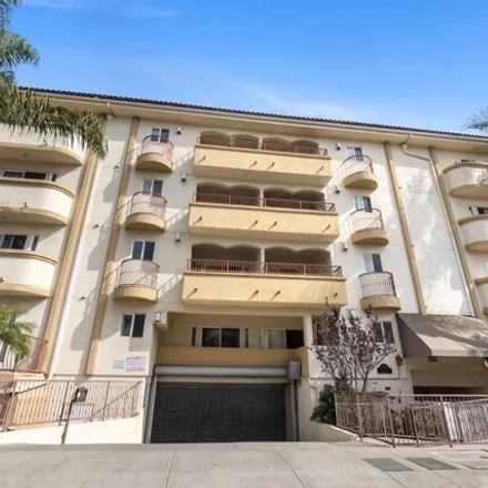 Rent this 3 bed condo on 7-Eleven in Glendon Avenue, Los Angeles