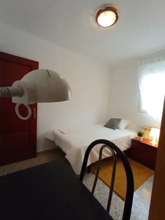 Rent this 3 bed room on Calle del Poeta Blas de Otero in 83, 28017 Madrid