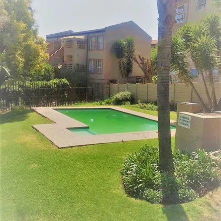 Image 2 - Ferdinand Street, Suideroord, Johannesburg, 2001, South Africa - Townhouse for rent