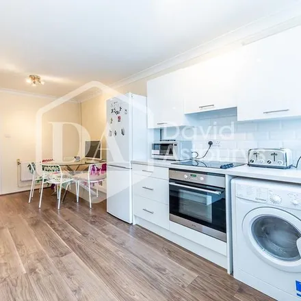 Rent this 4 bed townhouse on Brydon Walk in London, N1 0DA